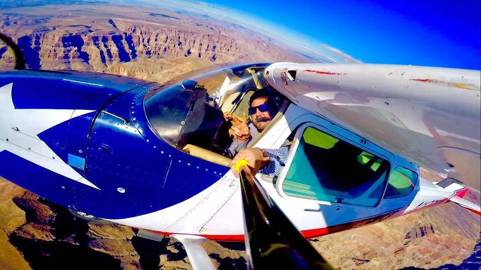 Francisco Encina, fundador de Aerotrip, junto a una aeronave