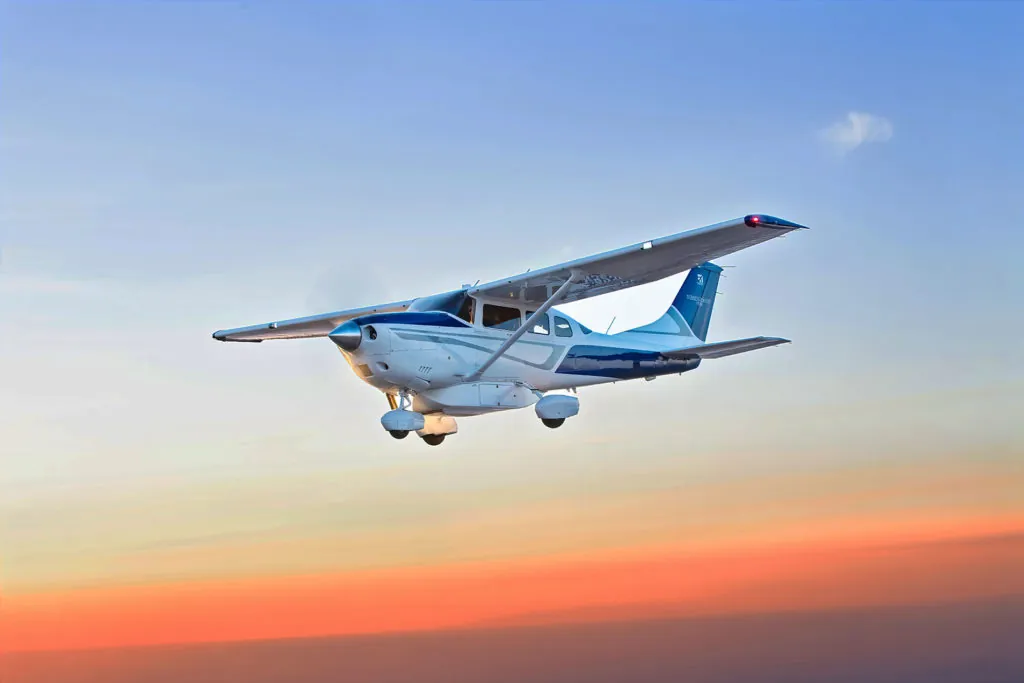 Avión de Aerotrip al atardecer